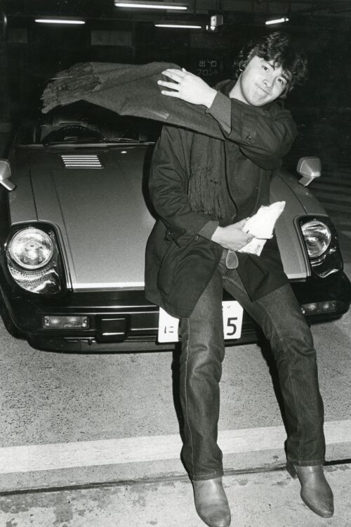フェアレディZの前でポーズを取る渡辺徹さん（1983年撮影）