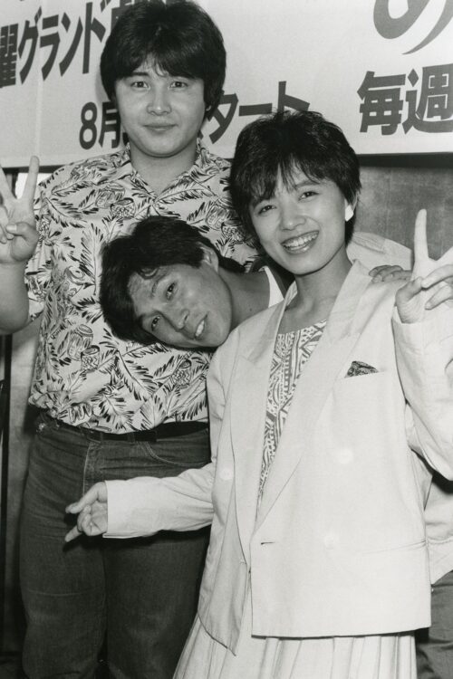 1984年のドラマ『風の中のあいつ』に出演していた渡辺徹さんと榊原郁恵。明石家さんまの姿も