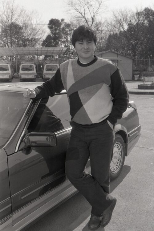ニットセーターを着用する渡辺徹さん（1985年撮影）