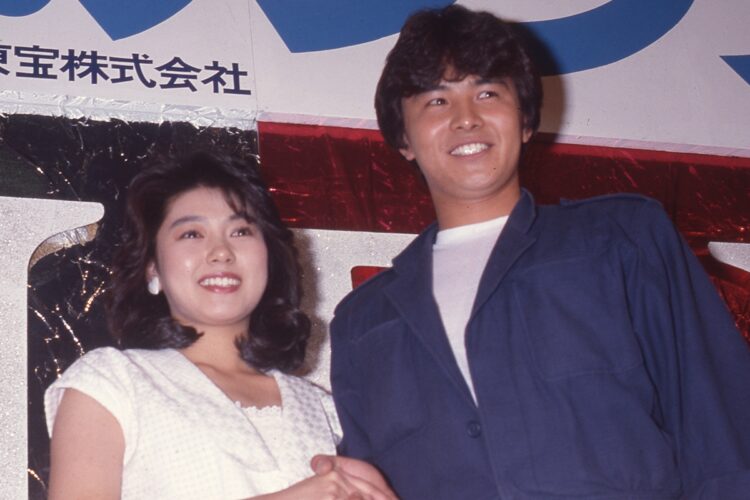 映画『夜明けのランナー』の会見に出席した渡辺徹さんと美まり子（1983年撮影）
