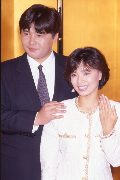 婚約会見での渡辺徹さんと、指輪を報道陣に見せる榊原郁恵（1987年3月12日）