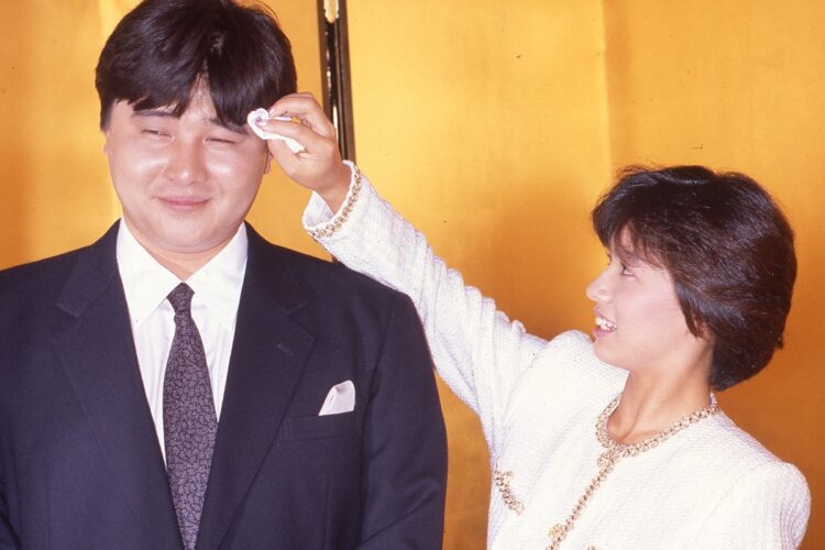 婚約会見での渡辺徹さんと榊原郁恵（1987年3月12日）