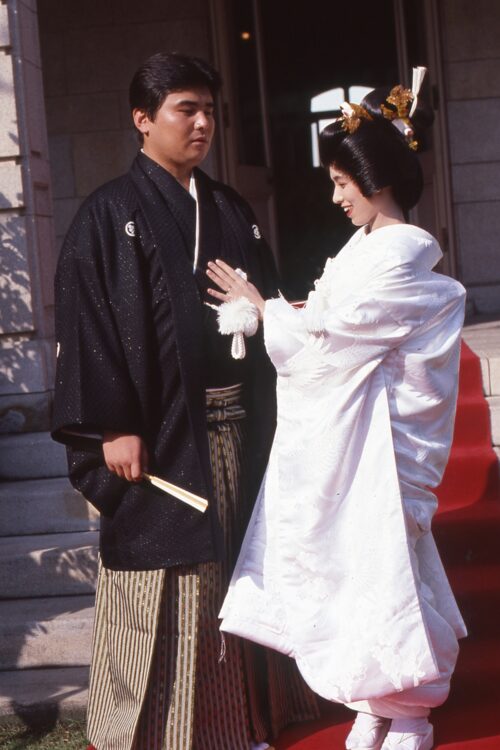 結婚式で和装姿の渡辺徹さんと榊原郁恵の仲むつまじい様子（1987年10月14日）