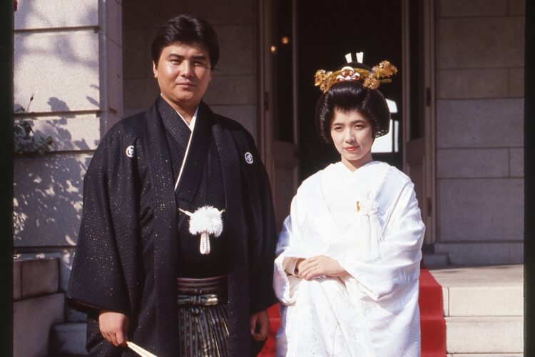 結婚式で和装姿の渡辺徹さんと榊原郁恵（1987年10月14日）