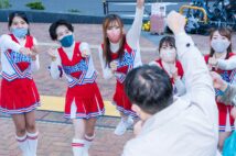 希望する人には個別応援もしてくれる。忙しくなる12月を乗り切れるように応援を頼む人もいた(撮影/井上たろう)