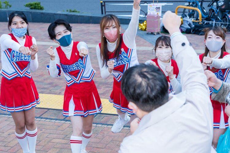 希望する人には個別応援もしてくれる。忙しくなる12月を乗り切れるように応援を頼む人もいた(撮影/井上たろう)