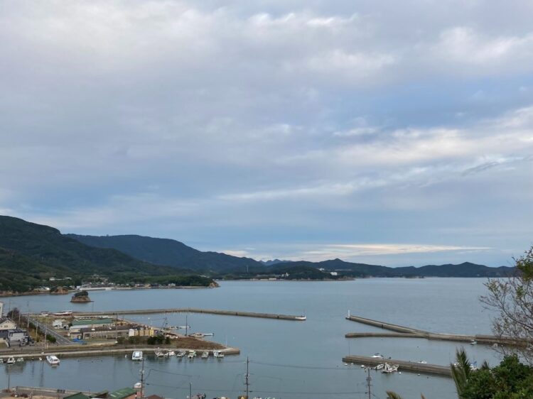 南郷庵の裏山の上から見た小豆島・仏崎の海。海が好きだった放哉は遠方から来客があると、港に船が入るのを眺めたという