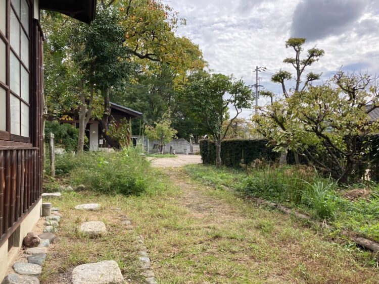 一草庵の縁側から眺めた風景。終の住処を松山に得て、「しごくのんきに」１年を過ごした山頭火はここで「ころり往生」した