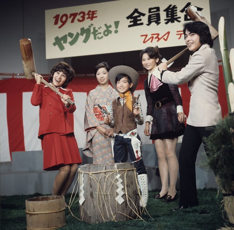 お正月の餅つきを行う志垣太郎さん（1973年）