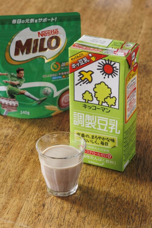 「豆乳は毎朝、ソイラテにして飲んでいます。『ミロ』やプロテインを豆乳で割って飲むことも」。（左からネスレ　ミロ　240g　323円、大豆の青臭さを抑えたまろやかな味。キッコーマン　調整豆乳　1000ml　295円（価格はともに編集部調べ）