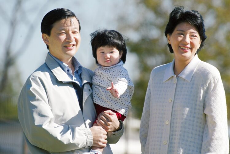 愛子さまが陛下に抱かれる1枚（写真／JMPA）