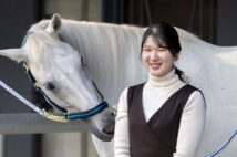 慣れたご様子で馬と触れ合われた（写真／宮内庁提供）