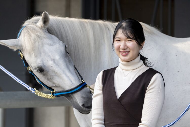 慣れたご様子で馬と触れ合われた（写真／宮内庁提供）