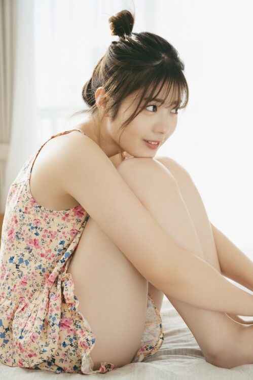 「肉じゃが」を作る星乃。『サンデー』やフォトブックで美しい姿を披露