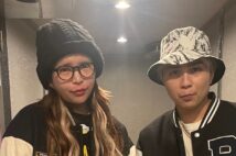 大久保で買ったというペアルックのスタジャン姿の、坂口杏里(左)と進一さん