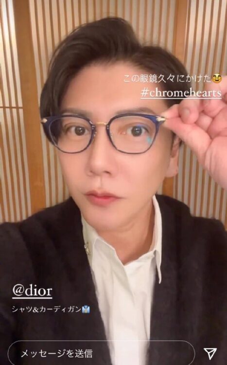クロムハーツの眼鏡をかける菊地氏（Instagramより）
