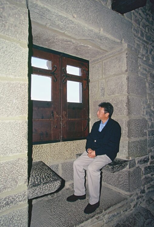 日本にキリスト教を伝えたフランシスコ・ザビエルが少年期に座って勉学に励んだ石の椅子に着座して、自身の少年時代を振り返った