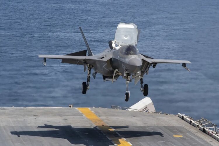 「いずも型護衛艦」に艦載されるF-35B戦闘機（写真／米海軍提供＝時事）