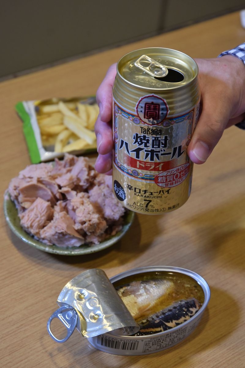 気心知れた仲間たちが缶詰などのつまみをアテに飲む酒は『焼酎ハイボール』