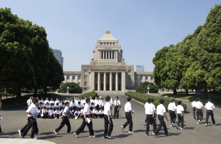 修学旅行の写真も、無加工では見られたくない生徒が増えているという。国会議事堂の見学に訪れた生徒たち（イメージ、時事通信フォト）
