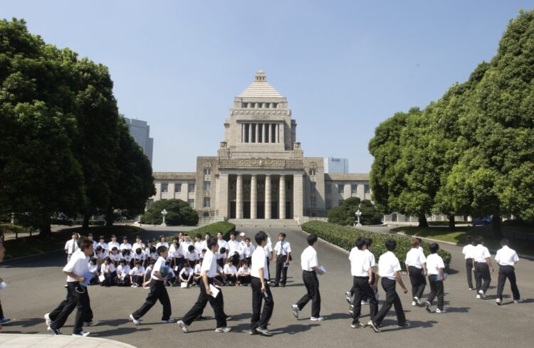 修学旅行の写真も、無加工では見られたくない生徒が増えているという。国会議事堂の見学に訪れた生徒たち（イメージ、時事通信フォト）