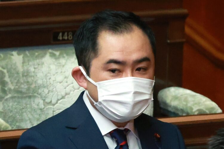 沈黙続けても、冬のボーナスをもらえた吉川赳・衆院議員（時事通信フォト）