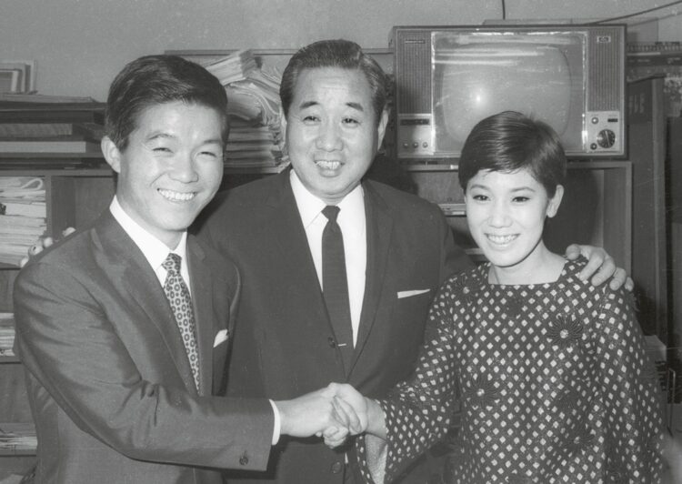 第19回（1968年）の司会者発表。宮田輝さん（中央）は総合司会、紅組は水前寺清子氏（右）、白組は坂本九さん（左）が務めた（写真／共同通信社）