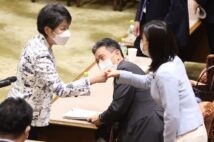 2022年06月14日、参院内閣委員会でアダルトビデオ（AV）出演被害を防ぐための法案が可決され、立憲民主党の塩村文夏氏（右）と言葉を交わす自民党の上川陽子幹事長代理（時事通信フォト）