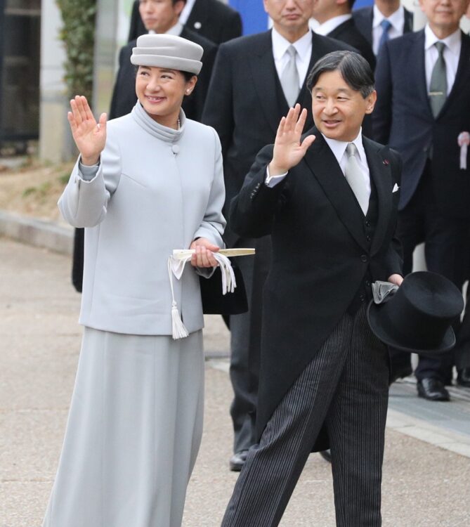 天皇皇后両陛下は即位の際に、秋篠宮ご夫妻は立皇嗣の礼に際して神武天皇陵を訪問された（時事通信フォト）