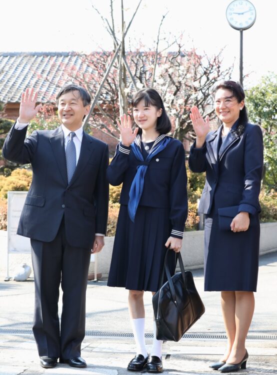 愛子さまの激やせもご家族で乗り越えられた（2017年3月、東京・新宿。写真／JMPA）