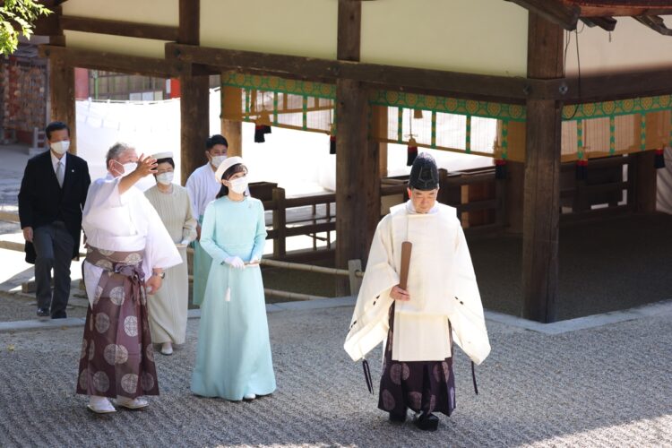 2022年10月、境内にある「若宮神社」で修復を終えた本殿に御神体を戻す、20年に1度の神事が行われ、佳子さまが玉串を捧げた（撮影／JMPA）