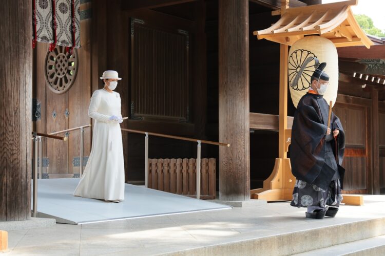 2022年7月の明治天皇百十年祭に際して、天皇陛下とともに明治神宮の本殿を参拝された雅子さま（撮影／JMPA）