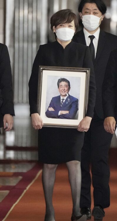 安倍元首相の遺影を手にした昭恵さん（共同通信社）