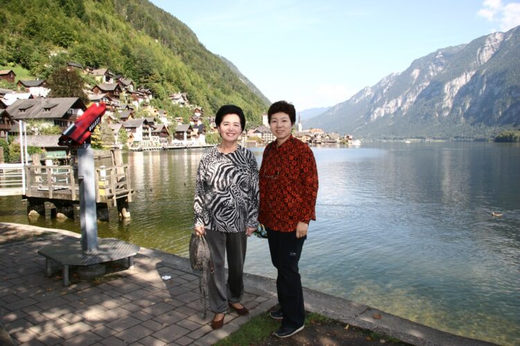 市田さんと木村さん（右）。木村さんは海外にも同行した（2006年・オーストリアのハルシュタット湖畔にて）