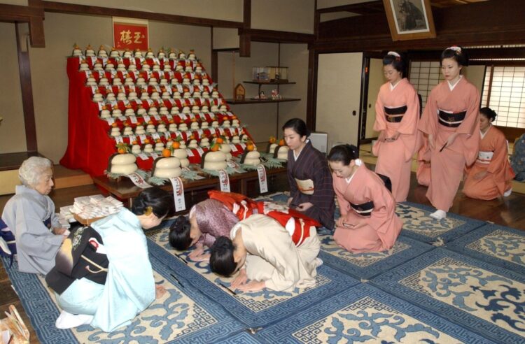 花街にも新年の挨拶「事始め」を12月13日に行うならわしがある。祇園の「事始め」で京舞家元にあいさつに訪れた芸舞妓ら（時事通信フォト）