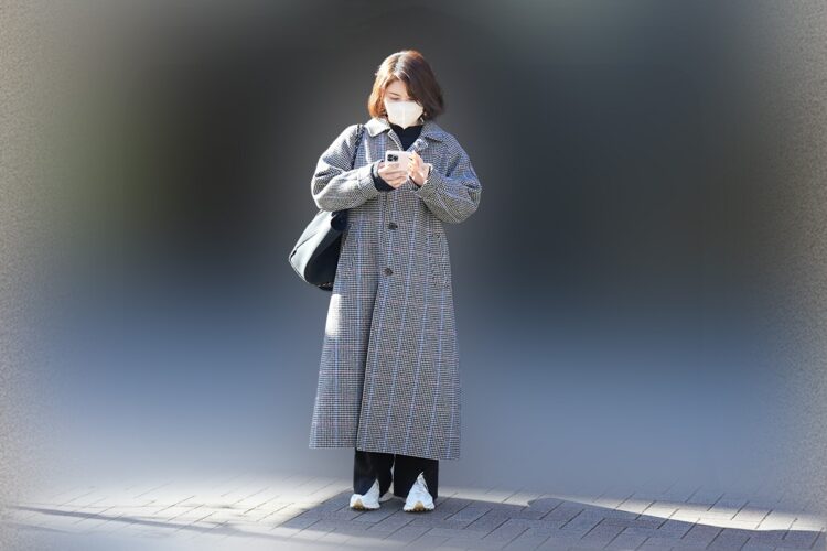 ロングコートを着た宮澤エマ（2022年撮影）