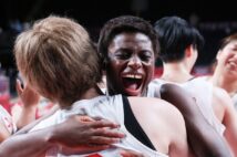 東京五輪ではチームの銀メダル獲得に貢献した馬瓜エブリン(中央。AFP=時事)