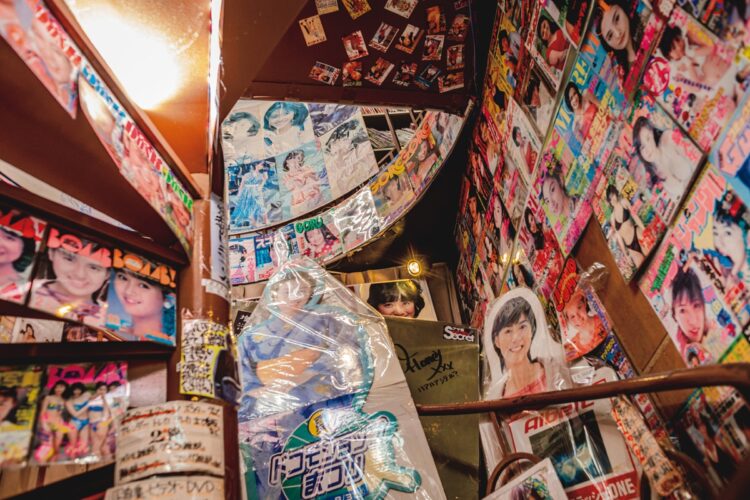 近年は昭和アイドルグッズを求め10代、20代の女性も来店するという（写真は東京・神田神保町の「荒魂書店」）