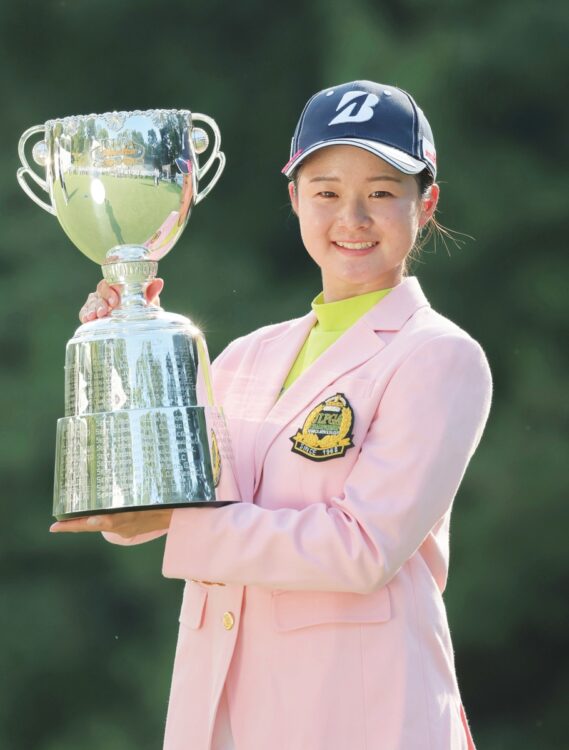 昨年9月に国内メジャー「日本女子プロゴルフ選手権」を最年少で優勝（時事通信フォト）