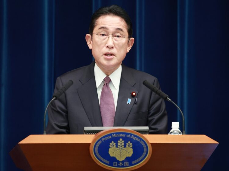 記者会見する岸田文雄首相。2022年12月（時事通信フォト）