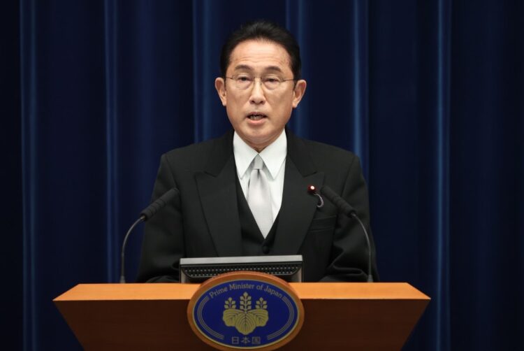 記者会見する岸田文雄首相。2021年10月4日、新政権発足時（時事通信フォト）