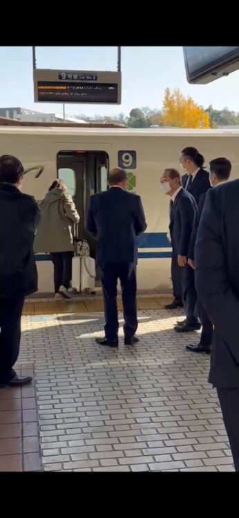 見送りに対して頭を下げる寺岡会長