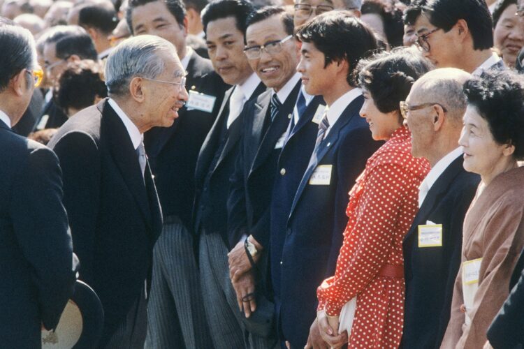 1981年、引退後の渡部は「春の園遊会」で昭和天皇と歓談（時事通信フォト）
