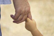 孫の顔を見るのは楽しいが…(イメージ)