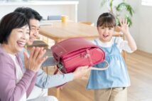 定年後に気をつけたいお金の使い方 初孫誕生のお祝いが後に大きな負担になることも