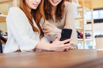 Z世代が「思い出作り」にこだわるワケ 写真や動画に記録しSNSで共有する真意