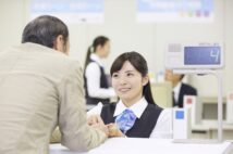 急速に進む銀行の店舗削減 「1~2時間待ちは当たり前」と利用者から不満の声も