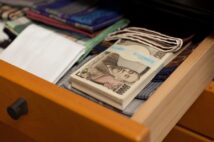 インフレ時代の現金・預金リスクとは? 「タンス預金は脱税」「銀行預金に維持費」の未来も来るか