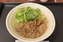 松屋に新登場の「肉うどん」を実食レポート メインの食事になり得るのか?うどんチェーンとコスパ比較