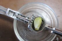 料理好き男性が「腕前が25%上がった!」と歓喜する100均アイテム「ニンニクつぶし」のすごい実力